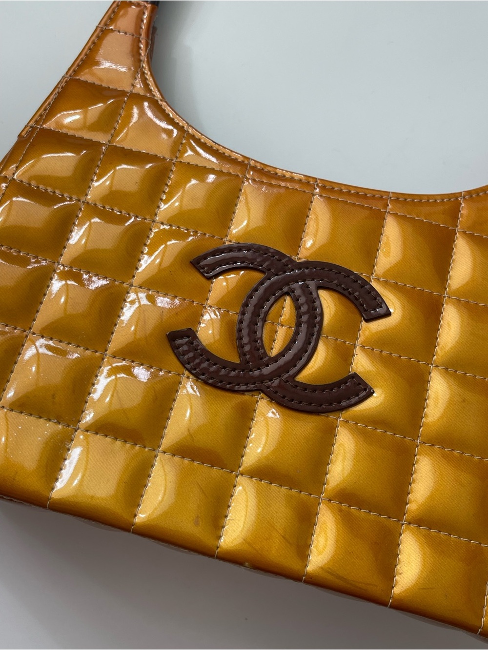 CHANEL Chocolate Bar Patent Shoulder Bag Honey Yellow - Picture 2 of 15